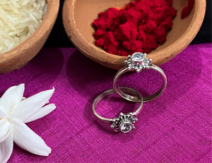 White Stone Sitara Toe Ring